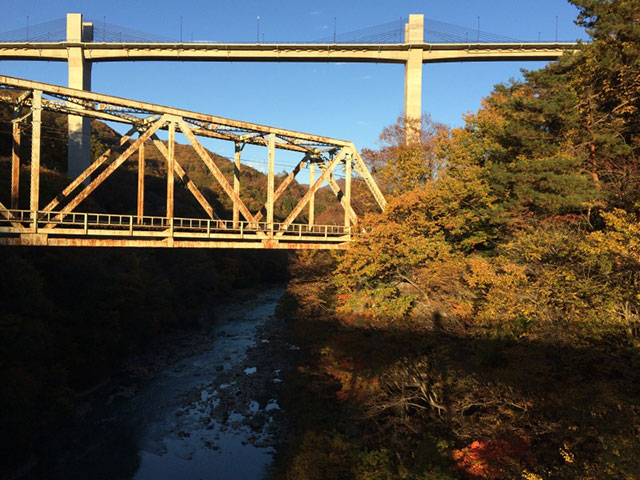 八ッ場大橋と鉄橋